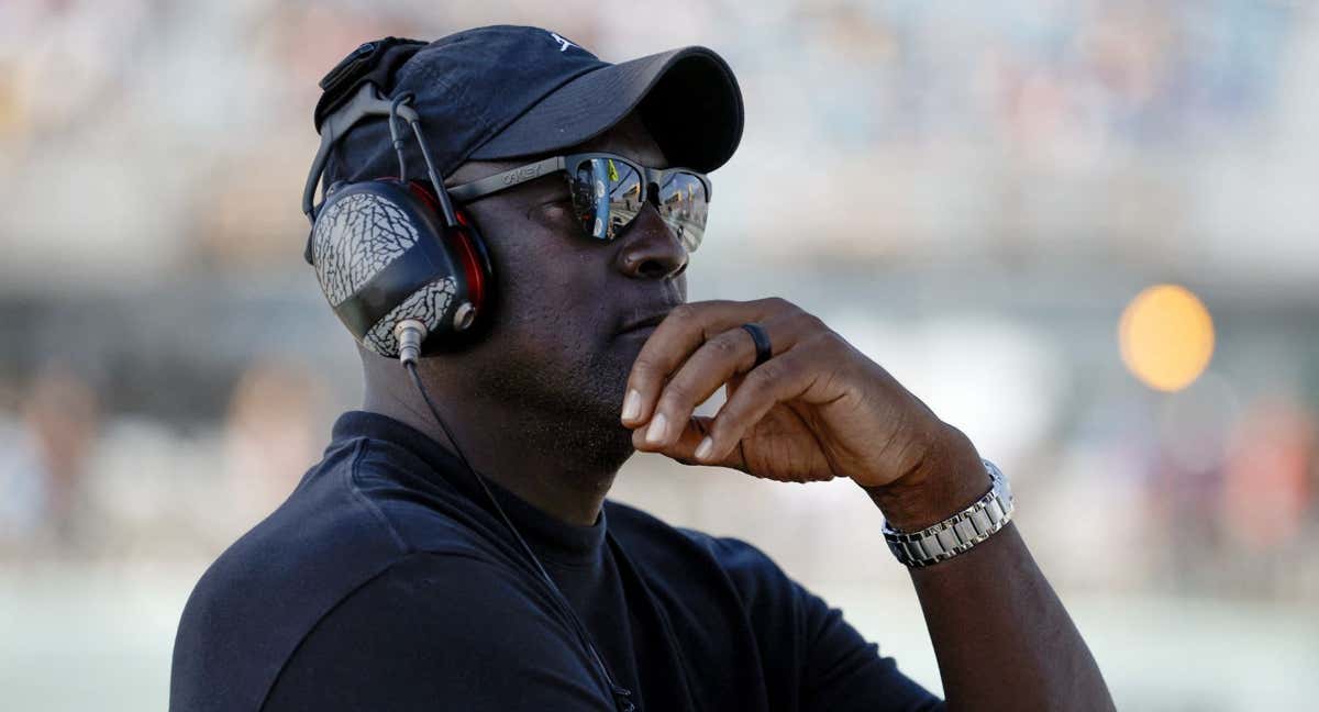 Michael Jordan en el box de su equipo en una carrera en Florida.