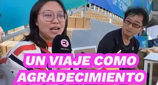 Estos dos aficionados chinos han viajado hasta Málaga para poder despedirse de su ídolo veinte años después.