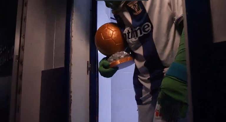 Superpepino 'roba' el Balón de Oro del vestuario del Real Madrid.