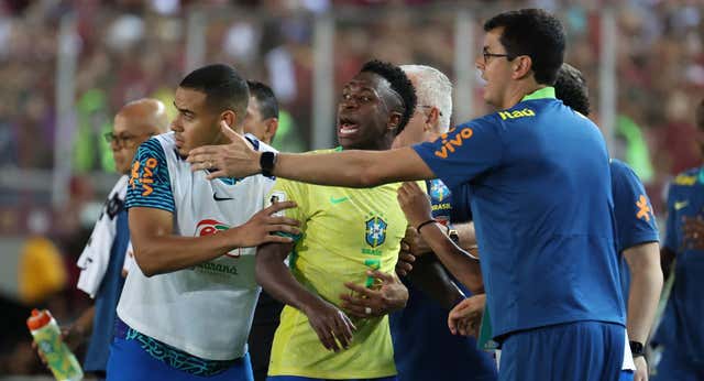 El penalti fallado por Vinicius abre el debate y Dorival Júnior establece un nuevo orden: «Si hay mañana, Raphinha será el lanzador»