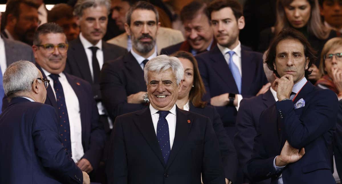Pedro Rocha, durante su breve mandato como presidente de la RFEF, en un palco.