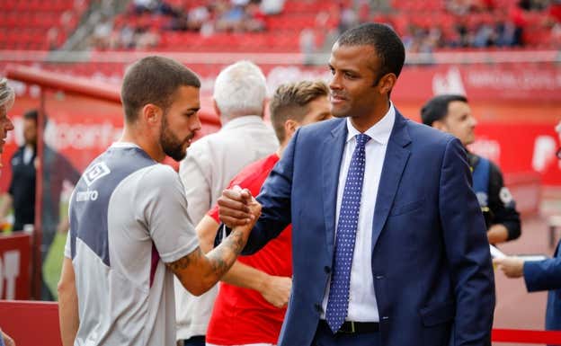 Maheta Molango saluda a Dani Rodriguez en Son Moix. RCD Mallorca