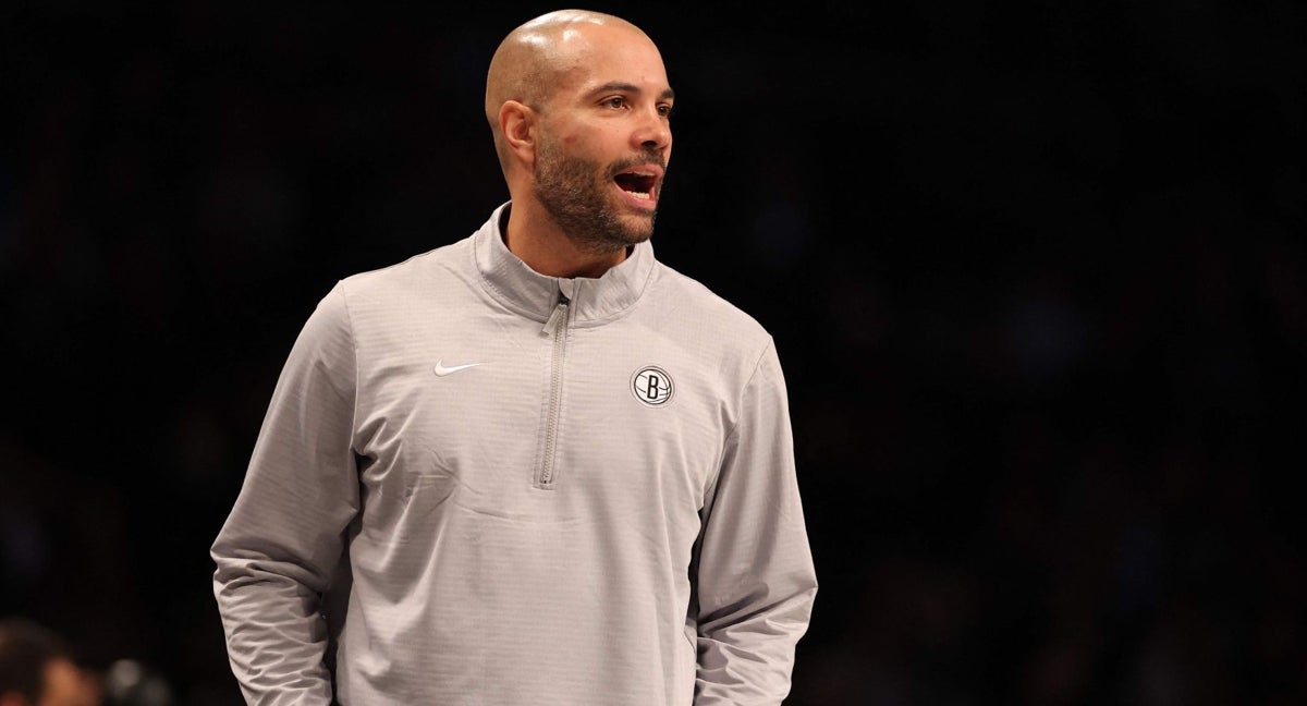 Jordi Fernández da instrucciones a los jugadores de los Nets contra los Hornets.