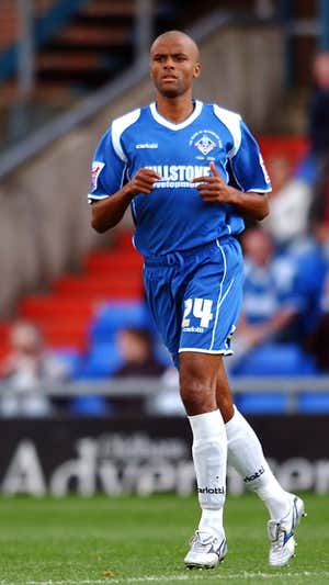 Maheta Molango jugando con el Oldham Athletic. Getty
