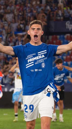 Panichelli festeja el ascenso con el Alavés @Panichelli1