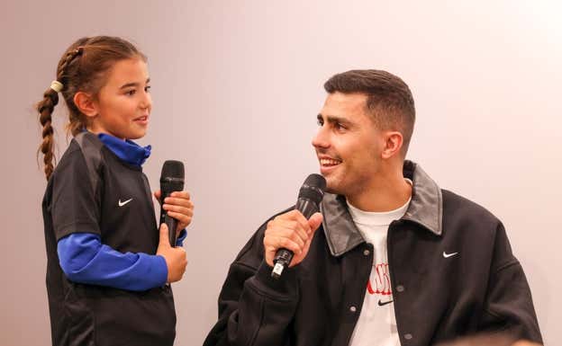 Rodri durante una pregunta de una niña. Nike