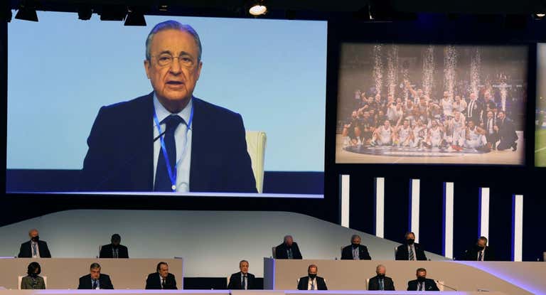 Florentino habla ante los socios compromisarios en una Asamblea.