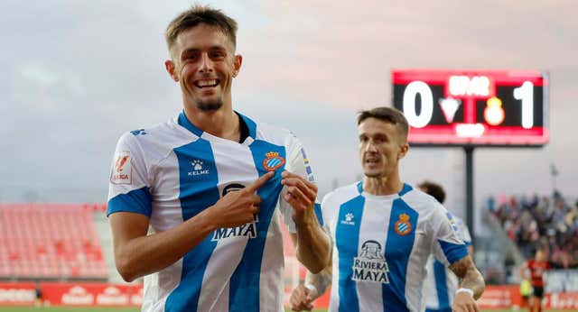 Las dos horas que cambiaron el destino del ‘gironí’ que celebra los goles besando el escudo del Espanyol: “Es el mismo que a los 12 años”