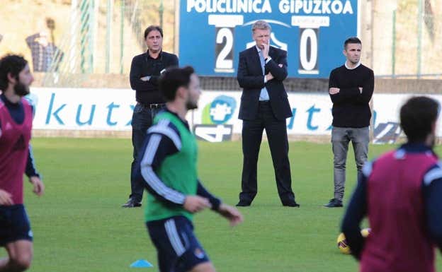 Loren junto a David Moyes y Erik Bretos, en el primer entrenamiento del británico en Zubieta.  Archivo