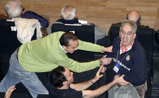 Imagen de uno de los momentos más tensos de la Asamblea de la 2008-09, con Ramón Calderón de presidente.  EFE