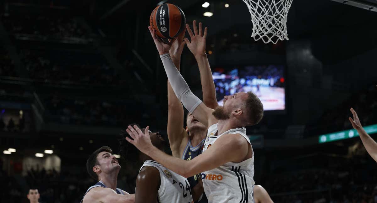 Dzanan Musa entra a canasta.