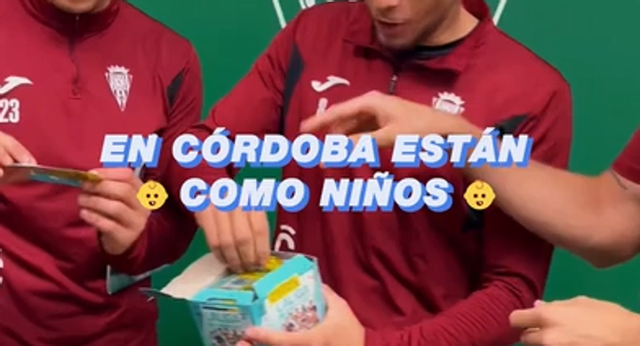 Ya han salido los cromos de LALIGA Hypermotion y los jugadores del Córdoba CF están disfrutando.
