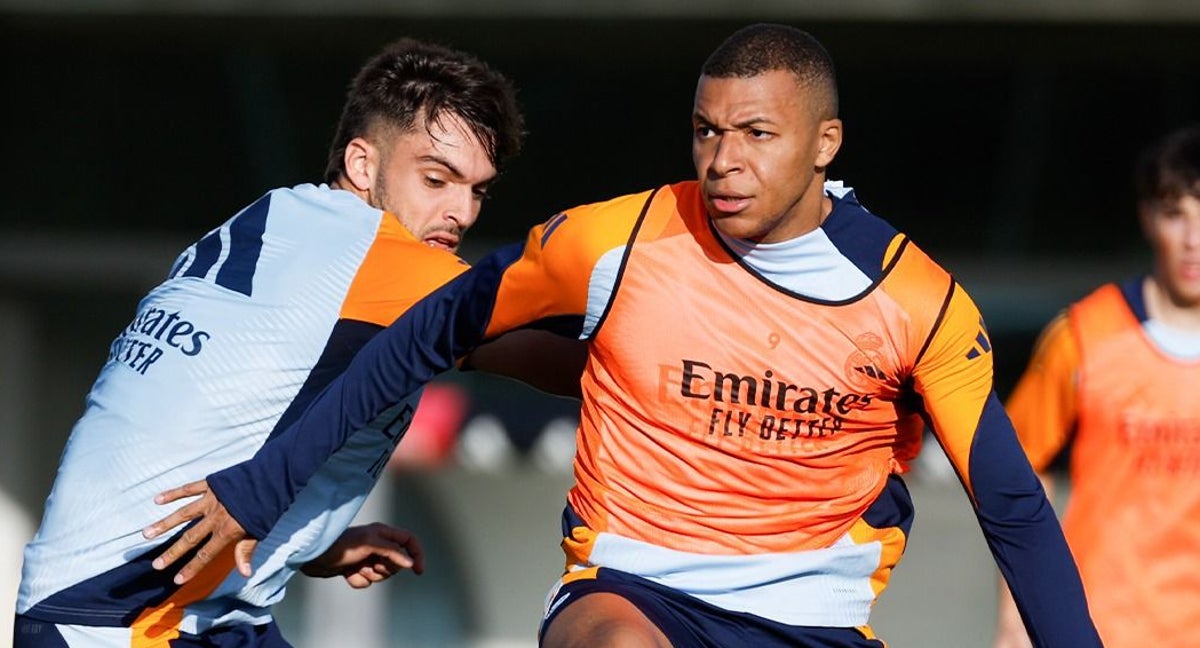 Mbappé trata de zafarse de Raúl Asencio en un entrenamiento.