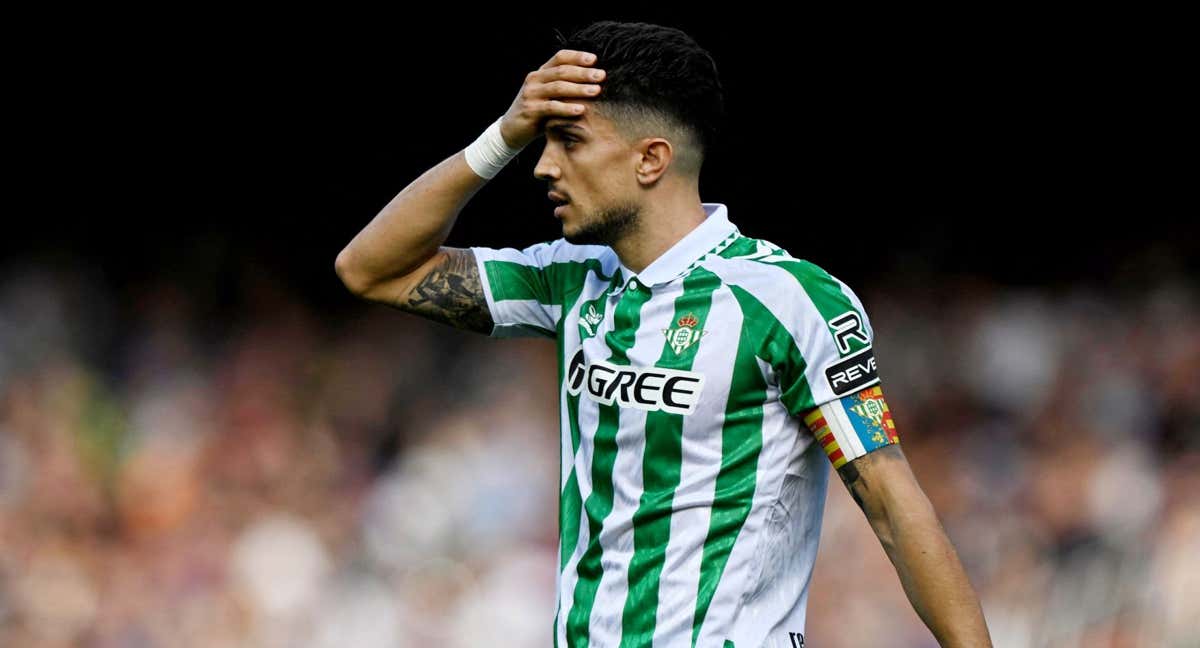 Marc Bartra se lamenta en un momento del partido.