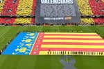 Mestalla y los jugadores del Valencia lloran por la DANA con un impactante tifo y un silencio para el recuerdo