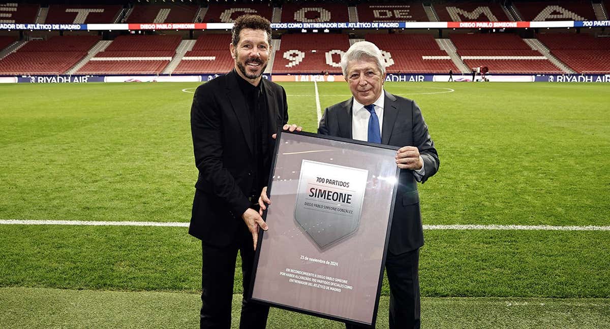 Simeone recibe un cuadro conmemorativo de las manos de Enrique Cerezo por sus 700 partidos.