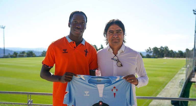 Marco Garcés con Ilaix Moriba.