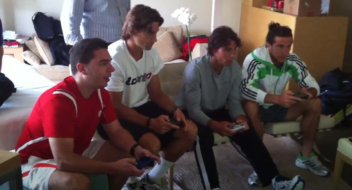 Nadal juega una partida de la PlayStation junto a Ferrer y Mónaco en 2011.