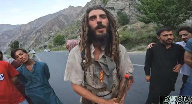 El hijo de Sito Pons camina hasta Pakistán descalzo para unirse a Alá o Dios y se hace viral con un vídeo: «Llevo tres años andando»