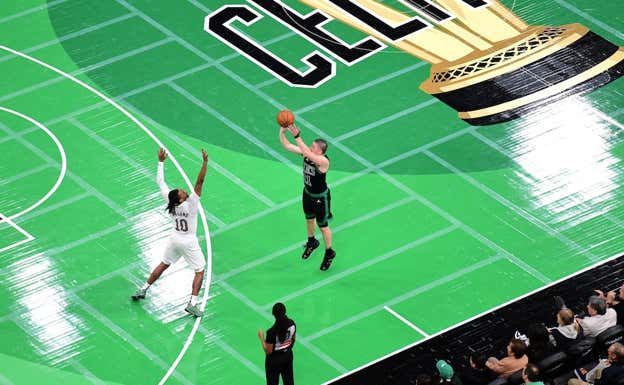 Lanzamiento triple en un partido de la NBA. REUTERS