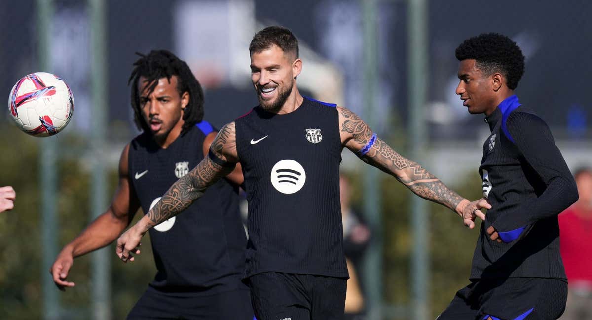 Iñigo Martínez con Balde y Koundé.