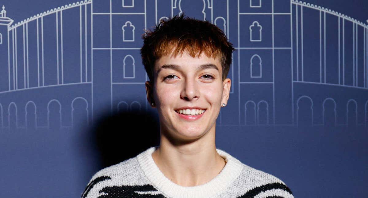 Pau Comendador, jugadora del Real Madrid, posa con el premio AFE.