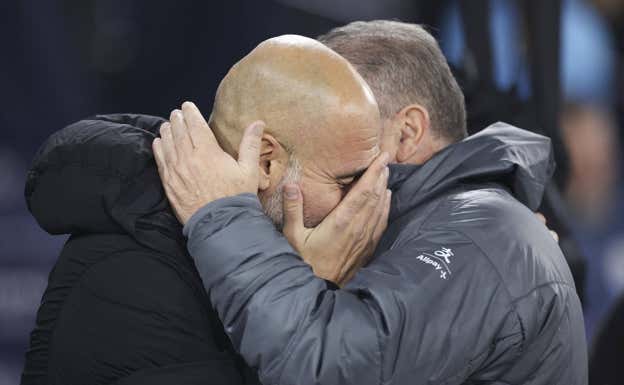 Guardiola se saluda con Postecoglou antes del partido. EFE