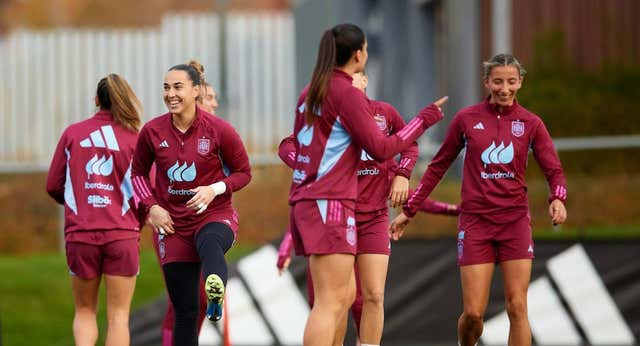 Ambiente frío y ‘lío’ de tuits en el primer entrenamiento de la Selección, con susto de Sheila y sorpresa de Athenea