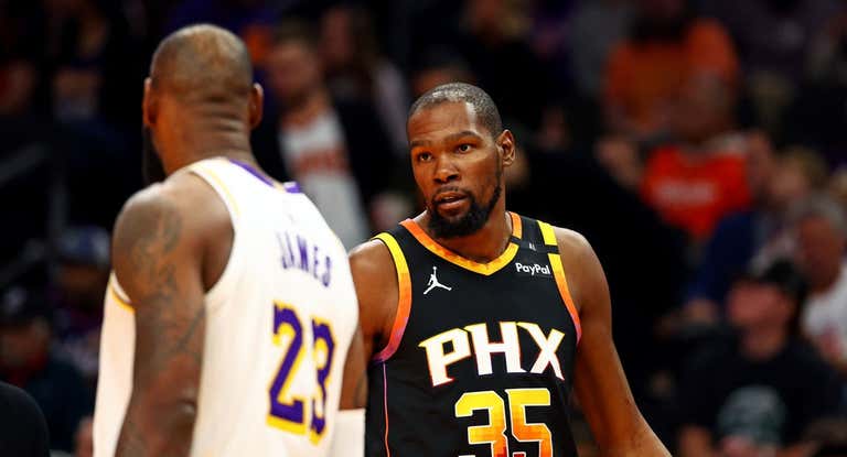 LeBron James y Kevin Durant durante el último partido entre ambos.