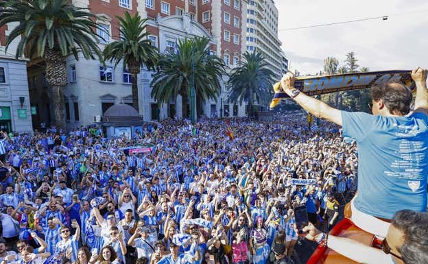La afición del Málaga se lanzó a la calle para celebrar el ascenso de su equipo.  Málaga CF