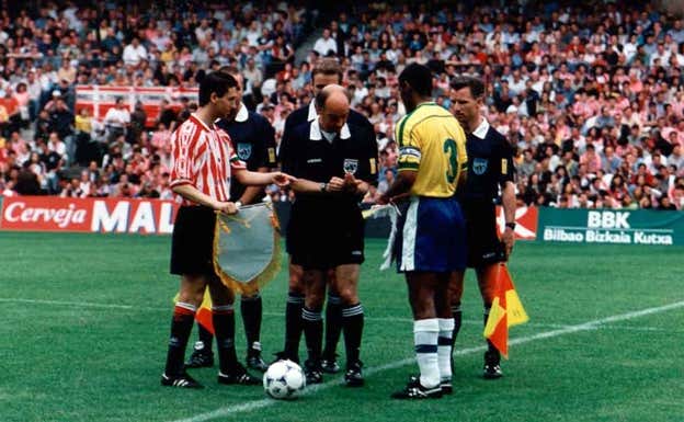 Josu Urrutia, entonces capitán del Athletic, en el sorteo de campos. Athletic Club