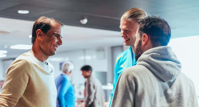 Rafa Nadal charla con Haaland y Bernardo Silva.