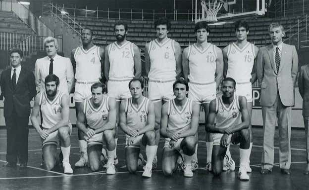 Del Corral, con el dorsal 5, en el Real Madrid de la temporada 1986.  REALMADRID.COM