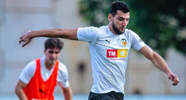 La policía local respalda la versión de Rafa Mir y él ya viaja con el equipo