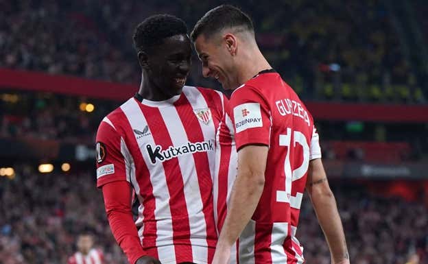 Adama, asistente del tercero, y Guruzeta celebran el gol del guipuzcoano. AFP