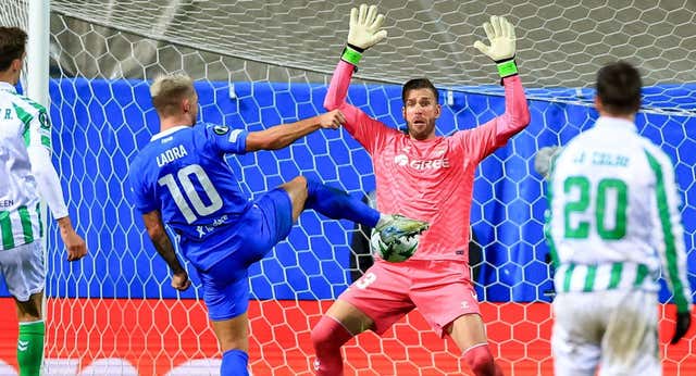 Adrián asume el bochorno del Betis: «Ha sido un auténtico ridículo, ha sido vergonzoso»