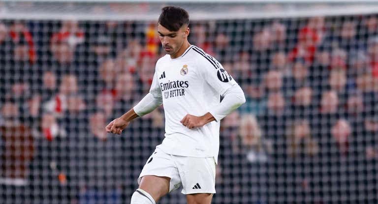 Raúl Asencio, durante su gran partido en Anfield.