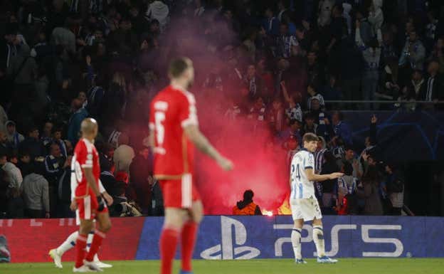 Los aficionados del Benfica lanzaron bengalas en la edición de la Champions del año pasado.  EFE