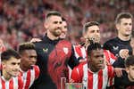 Unai Simón regresa ovacionado y con un plácido debut europeo