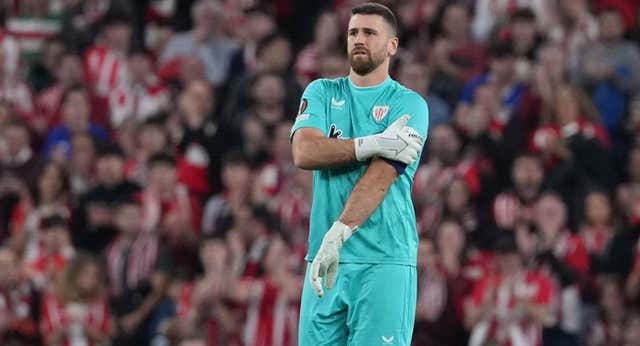 Unai Simón regresa ovacionado, con brazalete y con un plácido debut europeo: «Te sube algo por dentro que es inexplicable»