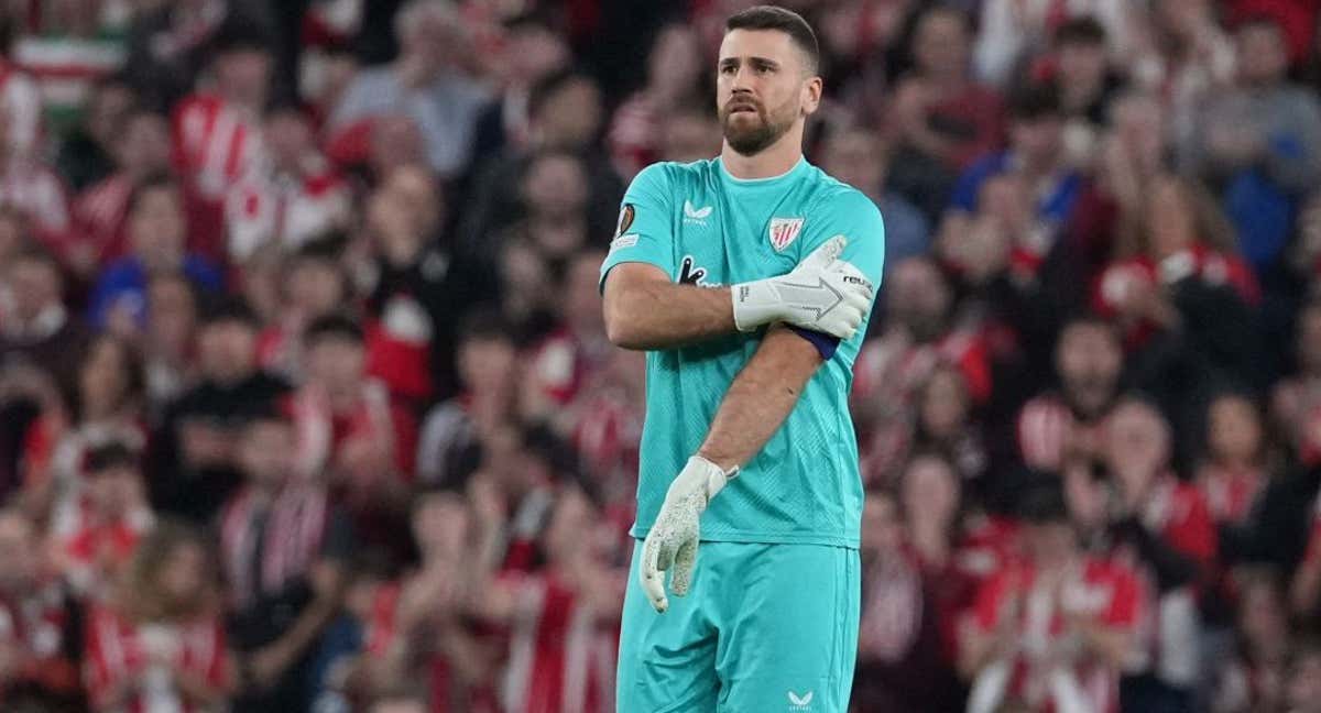Simón se coloca el brazalete durante el partido ante el Elfsborg.