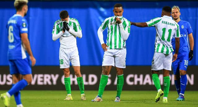 Dirigentes, entrenador y plantilla: todos señalados en el histórico sonrojo europeo del Betis