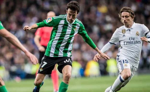Riubén Pardo, con la camiseta del Betis, frente a Luka Modric.  Getty Images