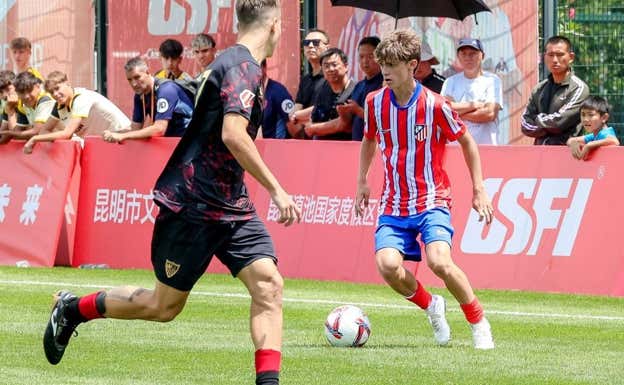 Curro, en una acción con el Atlético.