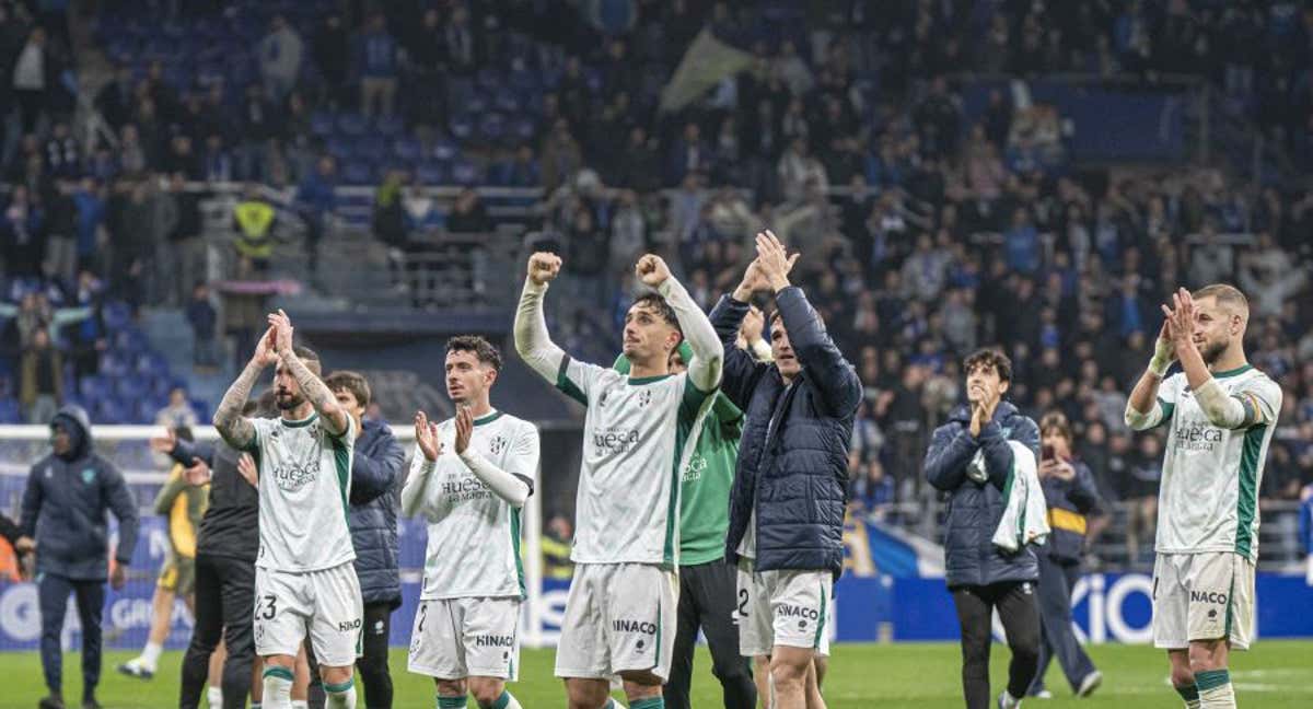 El Huesca celebra su victoria en el Tartiere.