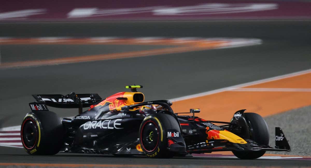 Checo Pérez se 'durmió' frente al semáforo y despertó la incredulidad de todos: "No seguirá aquí por rendimiento, ¿no?"