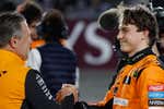 Lando Norris regala la victoria en la meta a Oscar Piastri; Carlos Sainz termina cuarto y Fernando Alonso no pasa del undécimo