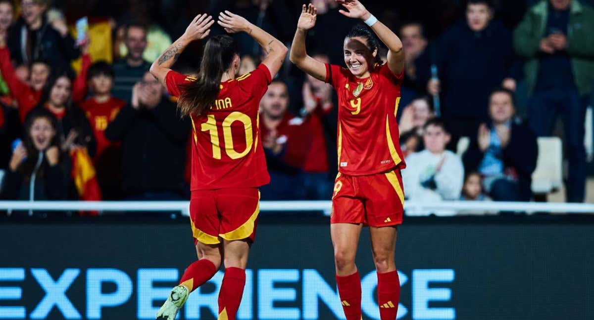 Claudia Pina y Amaiur Sarriegi, internacionales españolas, celebran un gol durante el amistoso entre España y Corea del Sur en Cartagena.