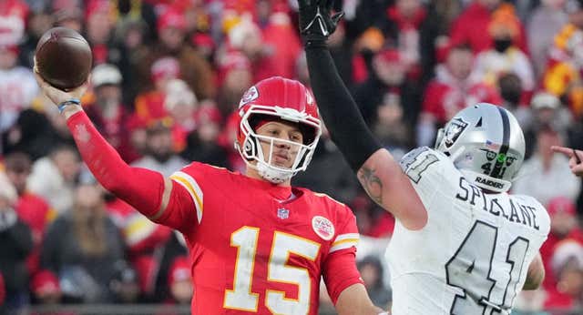 Patrick Mahomes va de récord en récord para descontar pasos en su carrera con la historia y mete a los Kansas City Chiefs en playoffs