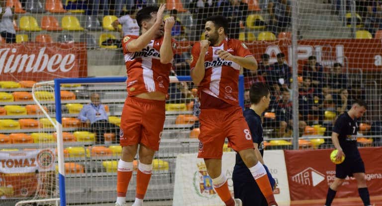 Pablo Ramírez y Tomaz Braga celebran un gol ante el Galati rumano.